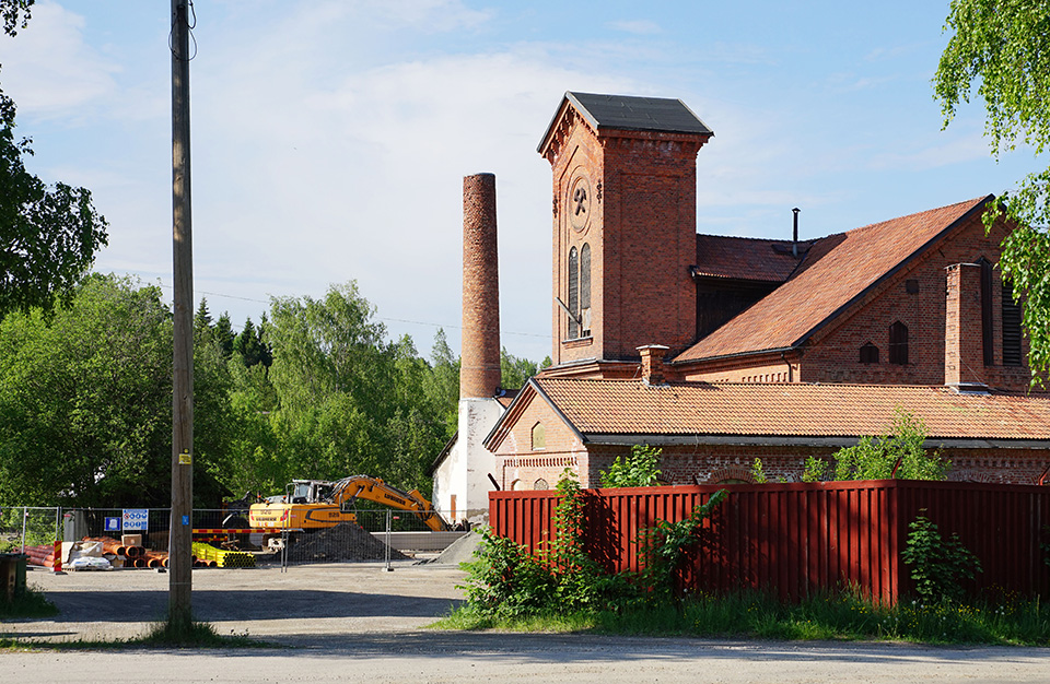 Byggstängsel och grävmaskin vid Hyttan, sett från Dr Christinas väg